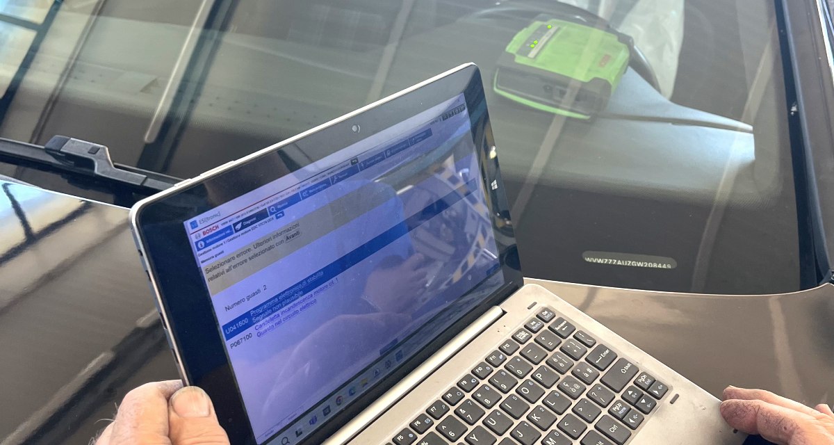 carrozzeria diagnosi auto con examiner (computer)